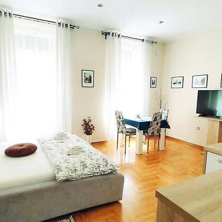 Lavender - City Room With Free Parking 普拉 外观 照片